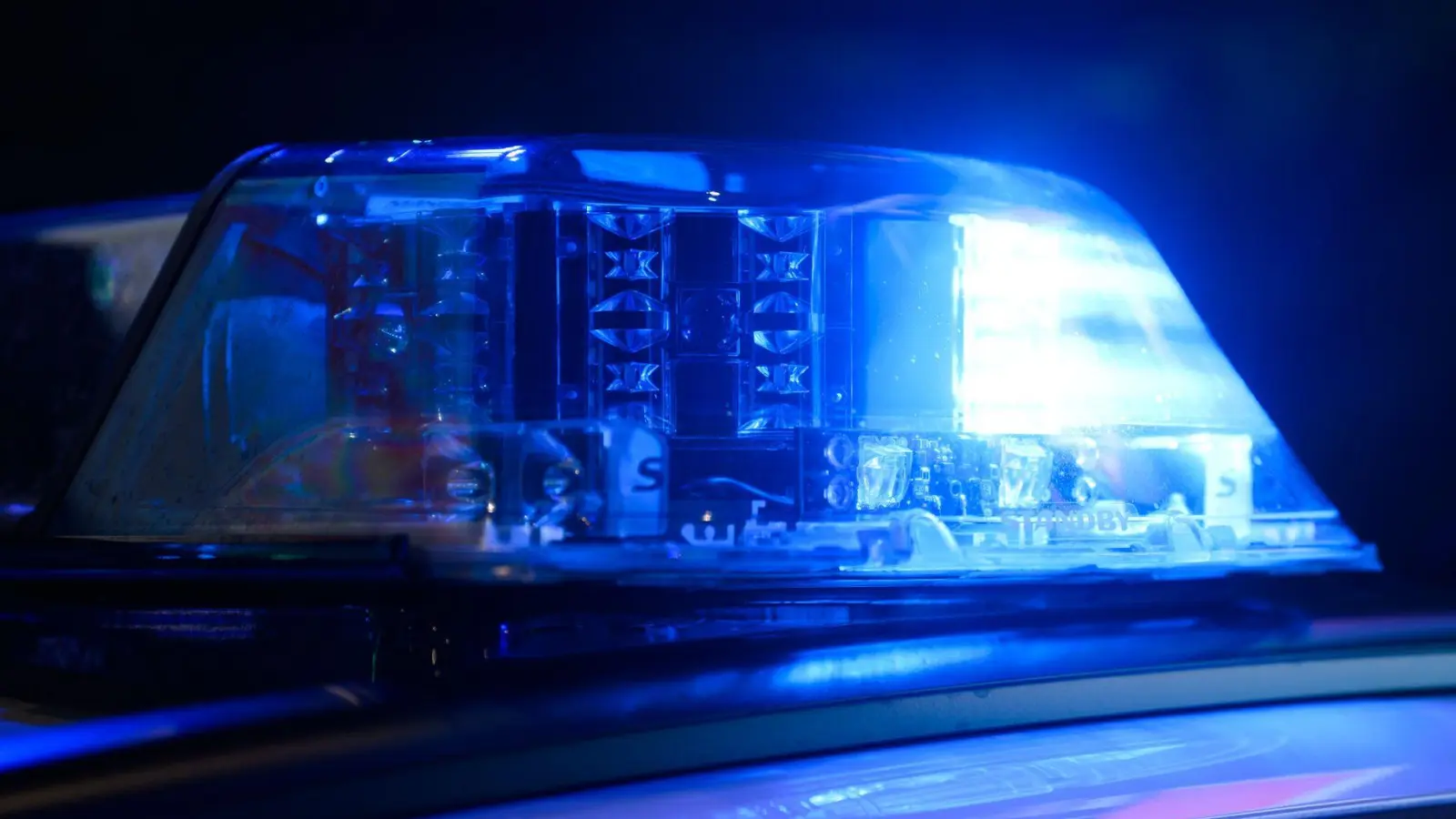 Die Flucht des Jugendlichen endete, als das gestohlene Auto mit einer Straßenlaterne und dem Streifenwagen zusammenstieß. (Symbolbild) (Foto: Julian Stratenschulte/dpa)