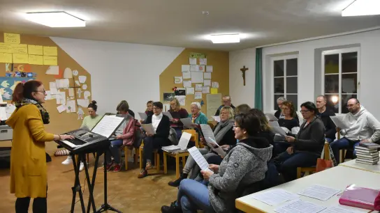 Tanja Riedel leitet seit vielen Jahren den Liturgischen Chor. Auch viele hohe Töne müssen die 31 Sängerinnen und Sänger beherrschen. Man probt nicht regelmäßig, sondern bereitet sich gezielt auf ein Ereignis im Kirchenkalender vor.  (Foto: Anita Dlugoß)