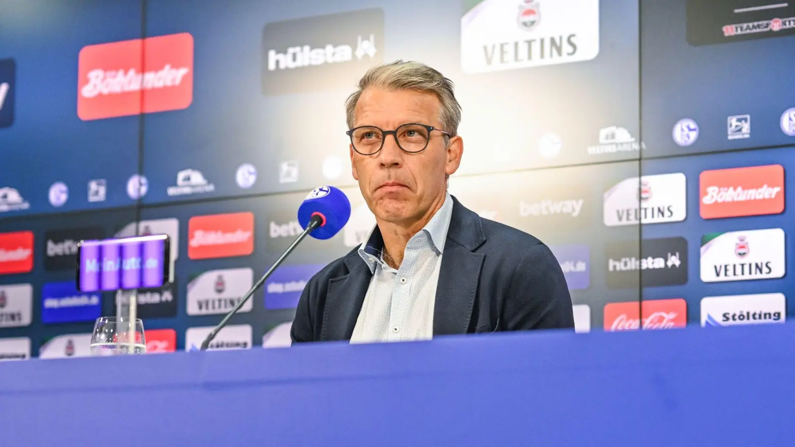 Schalkes Sportvorstand Peter Knäbel muss einen neuen Trainer suchen. (Foto: Tim Rehbein/dpa)