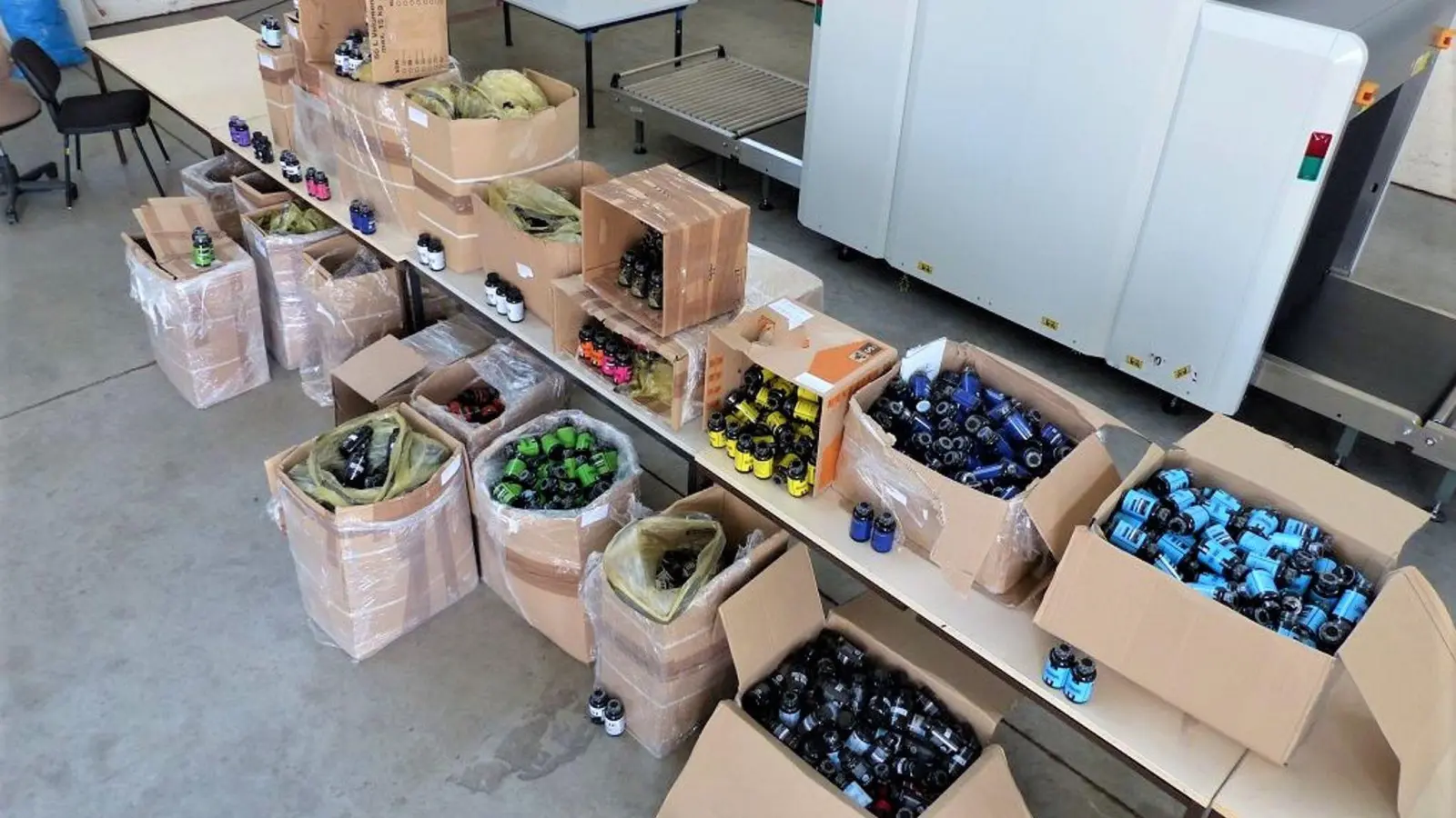 Verbotene Dopingmittel fanden Beamte der Verkehrspolizei bei einer Fahrzeugkontrolle nahe Aurach. So groß wie die auf dem Foto des Zollfahndungsamtes zu sehenden Bestände waren die gefundenen Mengen aber nicht. (Foto: Zollfahndungsamt München/dpa)