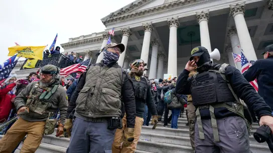 Mitglieder der rechtsextremen Miliz „Oath Keepers“ stehen am US-Kapitol. (Foto: Manuel Balce Ceneta/AP/dpa)