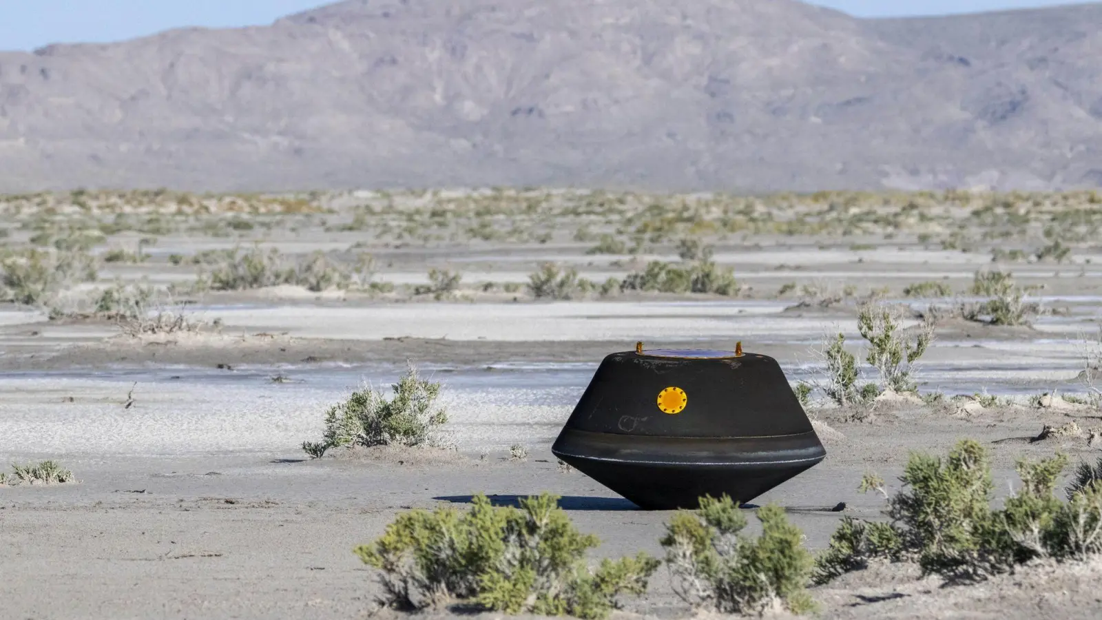 Diese von einer Nasa-Sonde über der Wüste des US-Bundesstaats Utah abgeworfene Kapsel hat rund 250 Gramm Asteroiden-Geröll im Gepäck. Fachleute können sie möglicherweise schon ab morgen untersuchen. (Foto: Keegan Barber/Nasa/Zuma Press/dpa)