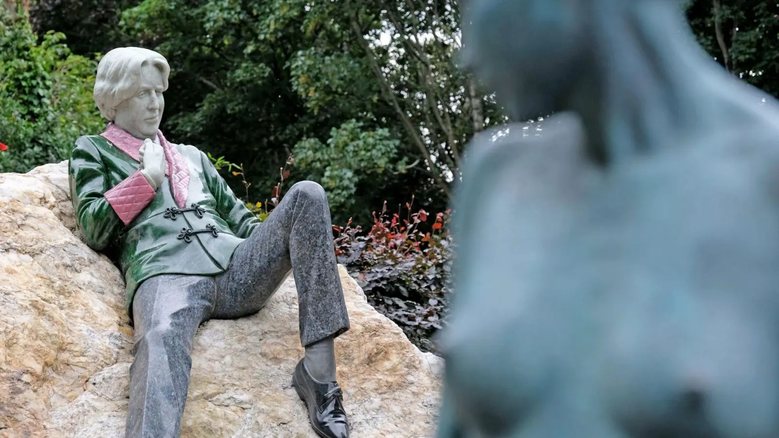 Gleich gegenüber vom Oscar Wilde House steht, oder besser: liegt im Merrion Square Park eine Statue des berühmten Schriftstellers. (Foto: Mareike Graepel/dpa-tmn)