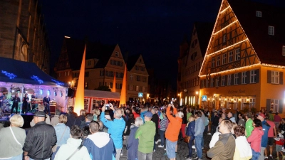 Bei „Dinkelsbühl leuchtet” wird die Altstadt in ein romantisches Flair aus orangefarbenem Licht getaucht. (Foto: Peter Tippl)