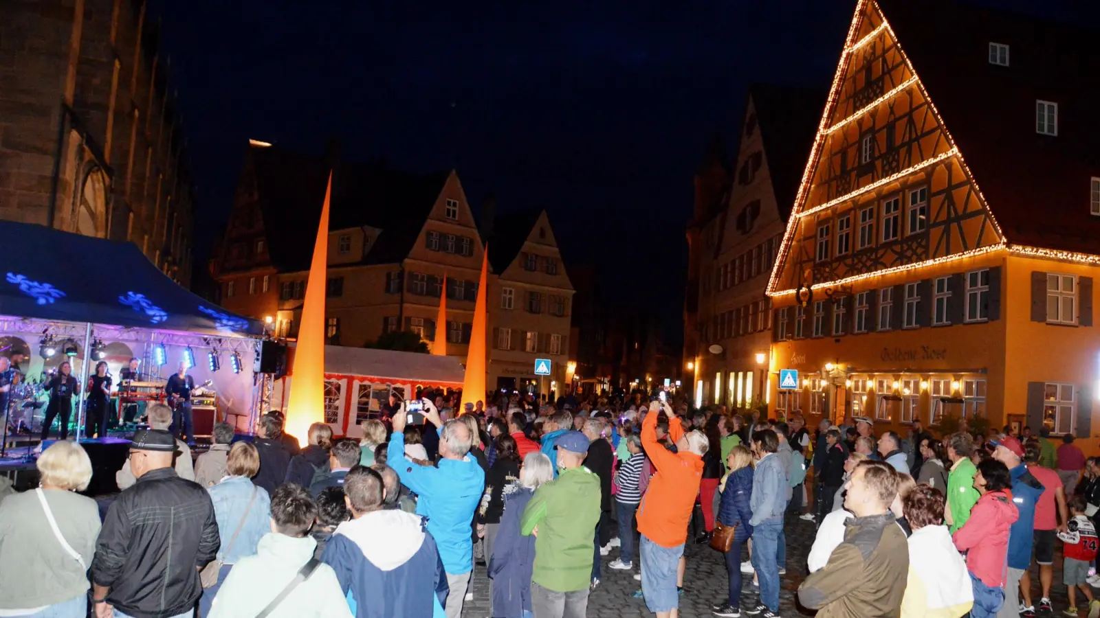 Bei „Dinkelsbühl leuchtet” wird die Altstadt in ein romantisches Flair aus orangefarbenem Licht getaucht. (Foto: Peter Tippl)