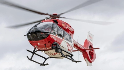 Ein Rettungshubschrauber brachte die Schwerverletzten in ein Krankenhaus. (Symbolbild) (Foto: Daniel Karmann/dpa)