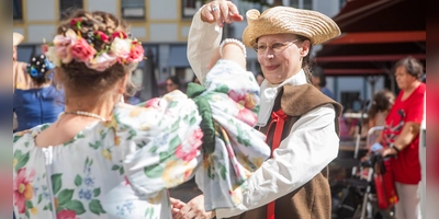 Eindrücke vom Markttreiben in der Innenstadt: Anlässlich des Jubiläums wird sie am Samstag mit unterschiedlichen Aktionen bespielt.  (Foto: Evi Lemberger)