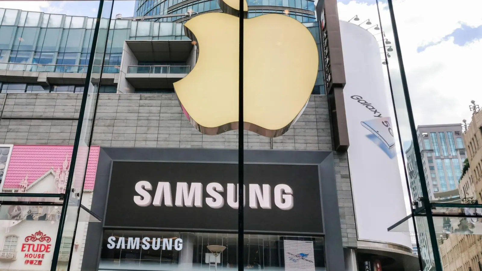 Ein Samsung Experience Store in unmittelbarer Nähe eines Apple Retail Stores in Shanghai. (Foto: Wang Gang/Imaginechina via ZUMA Press/dpa)