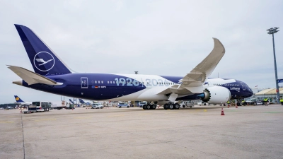 Sechs Flugzeuge will die Lufthansa mit einer Sonderlackierung versehen, die das Kranich-Symbol mit der 100 und den Jahreszahlen 1926 und 2026 verbindet. (Foto: Andreas Arnold/dpa)