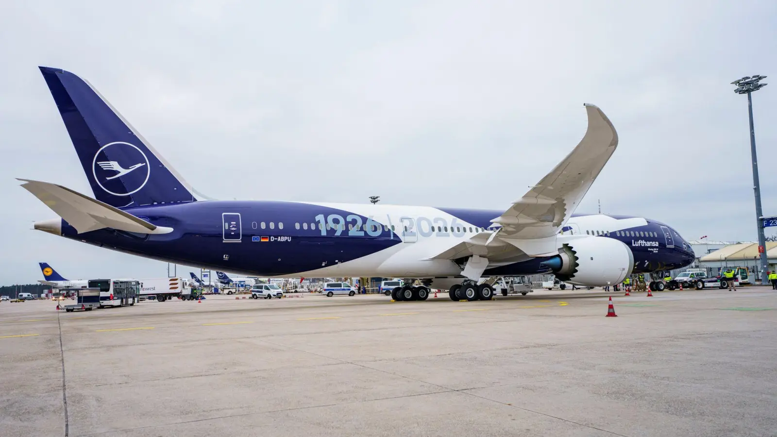 Sechs Flugzeuge will die Lufthansa mit einer Sonderlackierung versehen, die das Kranich-Symbol mit der 100 und den Jahreszahlen 1926 und 2026 verbindet. (Foto: Andreas Arnold/dpa)