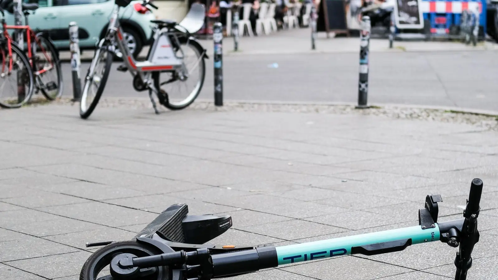  Eine Mehrheit will strengere Regeln für E-Scooter. (Symbolbild) (Foto: Jens Kalaene/dpa-Zentralbild/dpa)