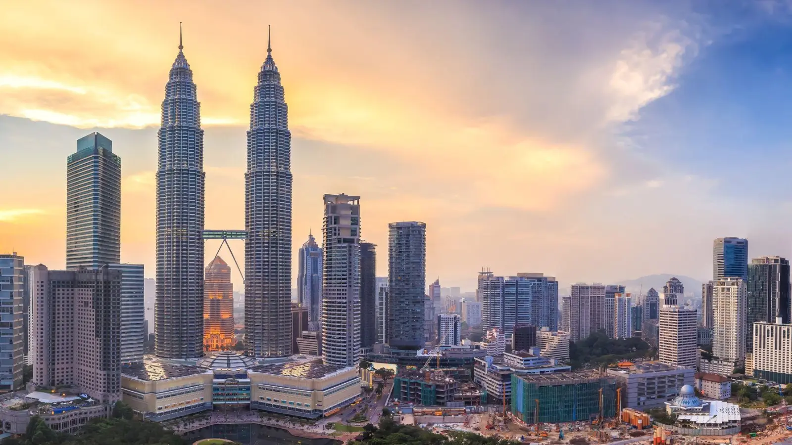 Panoramablick vom KL Tower: Von dort bietet sich die beste Aussicht auf die Skyline Kuala Lumpurs mit den berühmten Petronas Towers. (Foto: Wasin Pummarin/Tourism Malaysia/dpa-tmn)