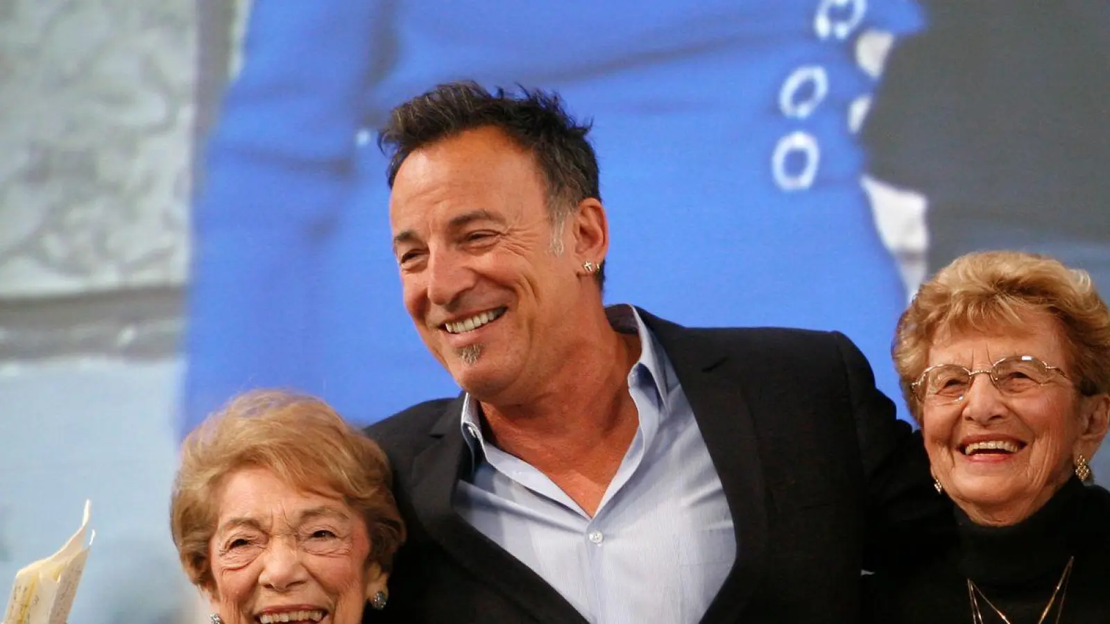 Bruce Springsteen mit seiner Tante Dora Kirby (l-r), seiner Mutter Adele Springsteen und seiner Tante Ida Urbelis.. (Foto: Jason DeCrow/AP/dpa)