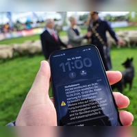 Um 11.00 Uhr wurden Millionen Telefone in Bayern laut - der Warntag hat nach ersten Erkenntnissen gut funktioniert.  (Foto: Jens Büttner/dpa)