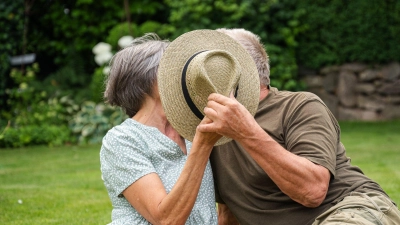 Keine Scham! Eine Prostata-OP kann die Sexualität verändern. Gut, wenn Paare offen darüber sprechen.  (Foto: Benjamin Nolte/dpa-tmn)