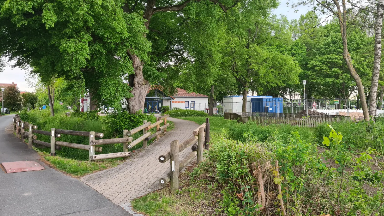 Die Fußgängerbrücke, auf der viele Ipsheimer schon als Kinder zur Festhalle gelaufen sind, wird gesperrt, da sie bei einer Brückenprüfung Sicherheitsmängel aufwies und eine Sanierung zu teuer wäre. (Foto: Anna Franck)
