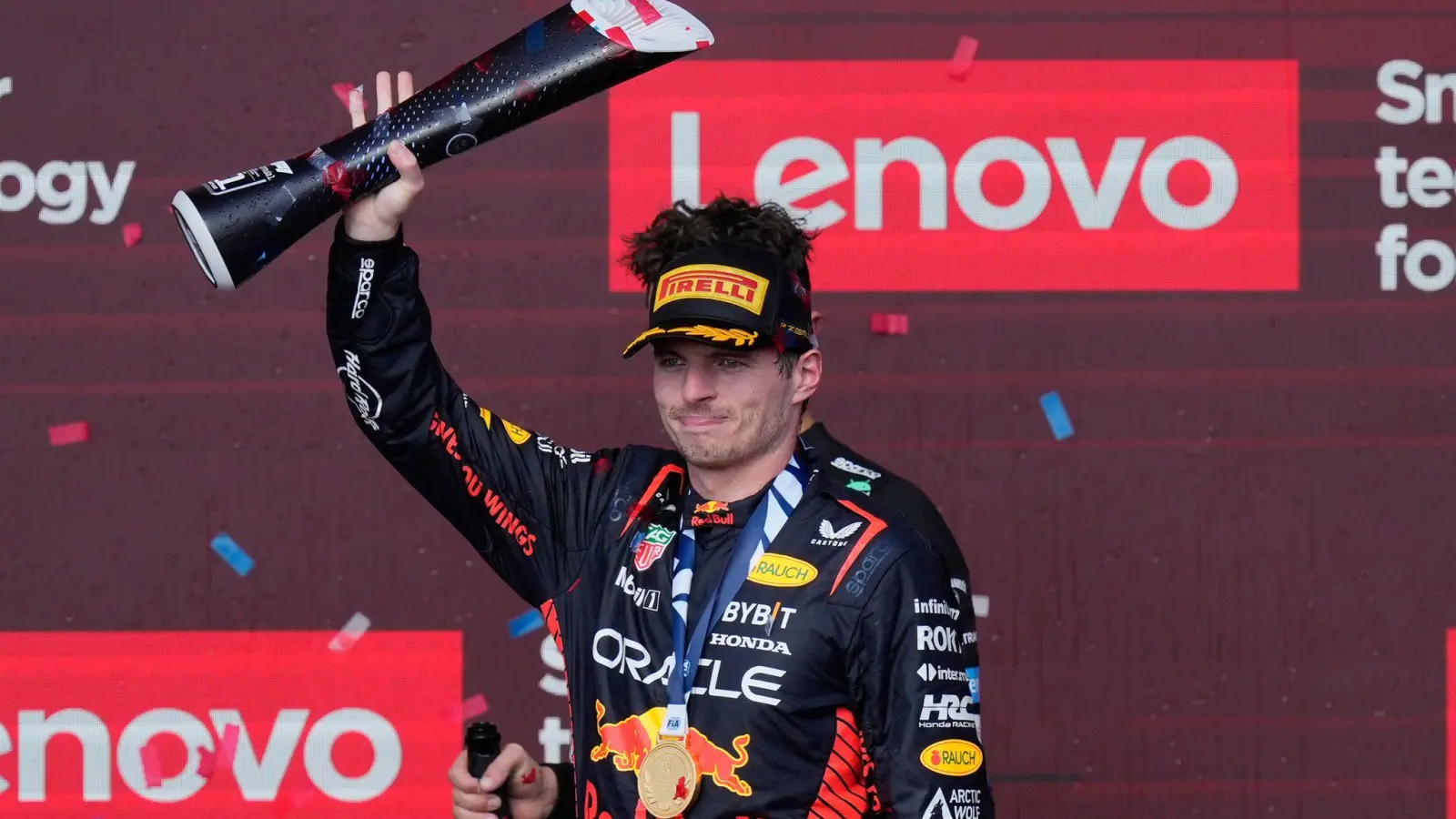 Red-Bull-Pilot Max Verstappen feiert auf dem Podium nach seinem Sieg. (Foto: Nick Didlick/AP/dpa)