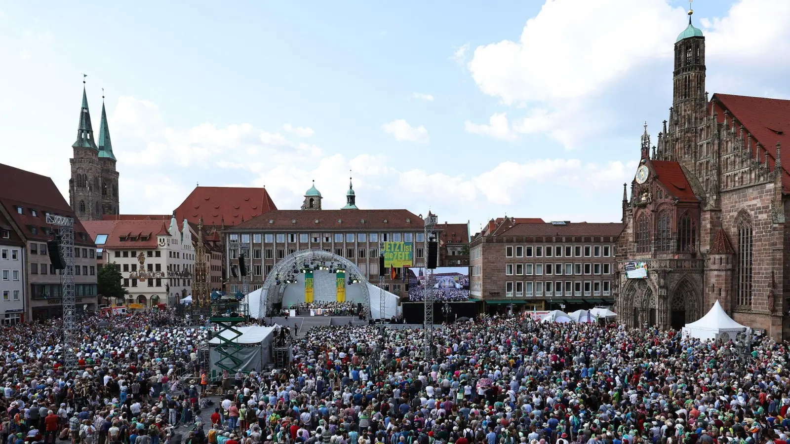 Blick auf die Bühne beim Eröffnungsgottesdienst des 38. Deutschen Evangelischen Kirchentags am Hauptmarkt. (Foto: Daniel Karmann/dpa)