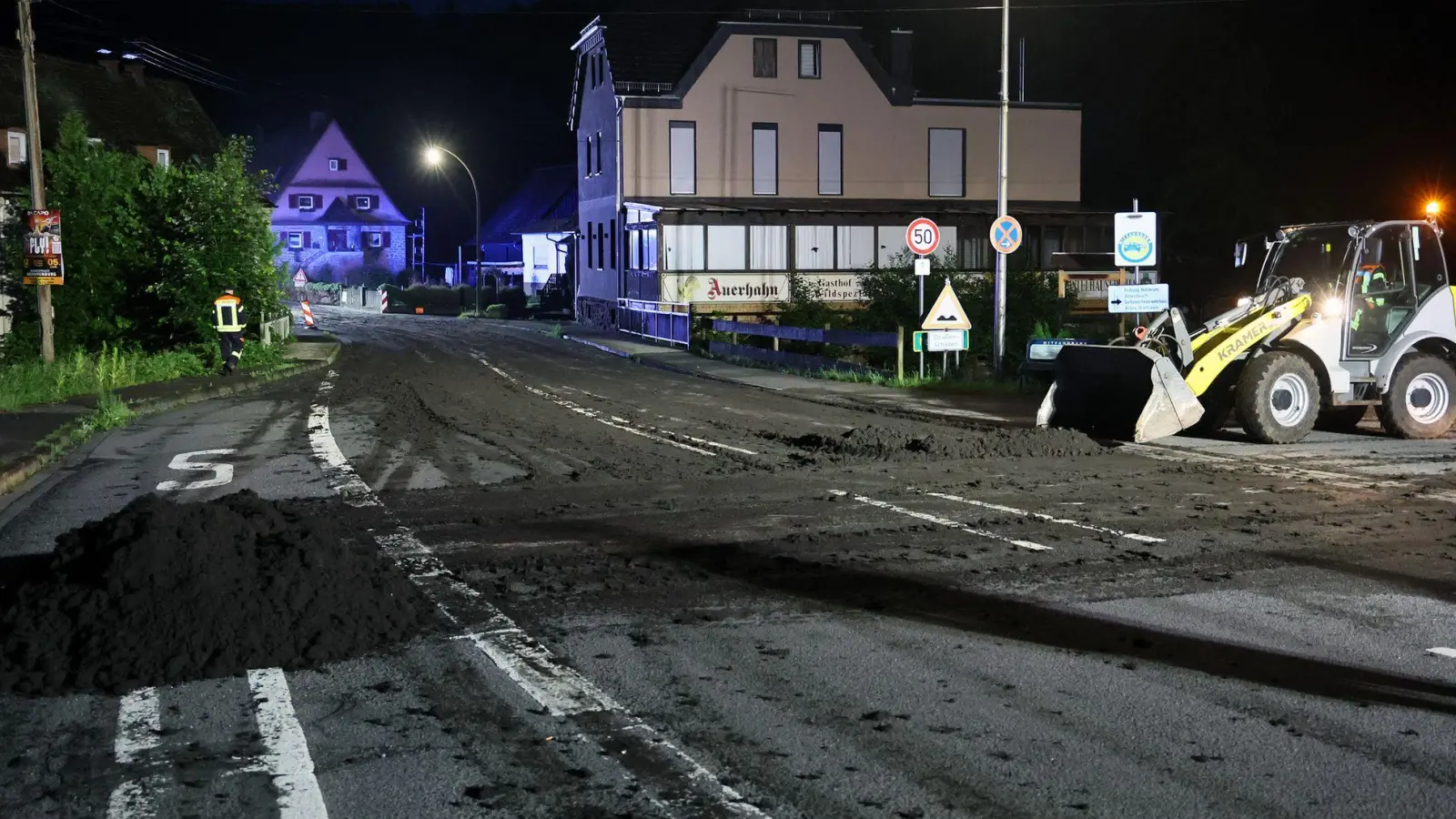 Schon in der Nacht begannen die Einsatzkräfte mit den Reinigungsarbeiten.  (Foto: Ralf Hettler/dpa)