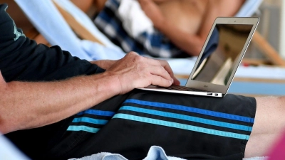 Einen Reisemangel sollte man umgehend melden - auch schriftlich. Eine E-Mail genügt. (Foto: Andrea Warnecke/dpa-tmn)