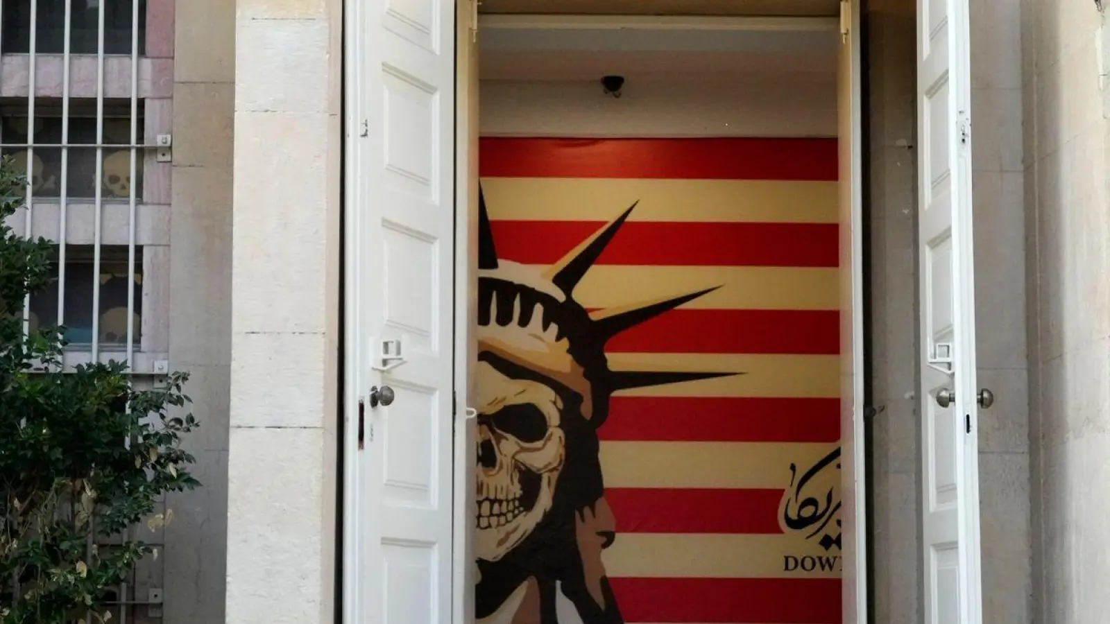Der Eingang der ehemaligen US-Botschaft in Teheran, die in ein antiamerikanisches Museum umgewandelt wurde. (Foto: Vahid Salemi/AP/dpa)