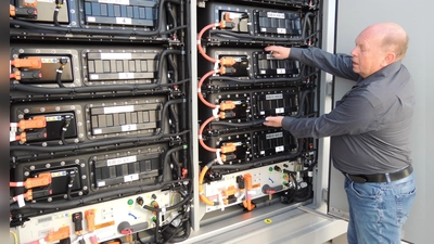 Werner Scholz betreut das Projekt für die Stadtwerke vor Ort. Hier zeigt der frühere Siemens-Mitarbeiter das Innere eines Containers. (Foto: Peter Zumach)