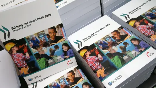 Exemplare der neuen OECD-Studie „Bildung auf einen Blick“ liegen vor Beginn der Bundespressekonferenz zur Vorstellung bereit. (Foto: Wolfgang Kumm/dpa)
