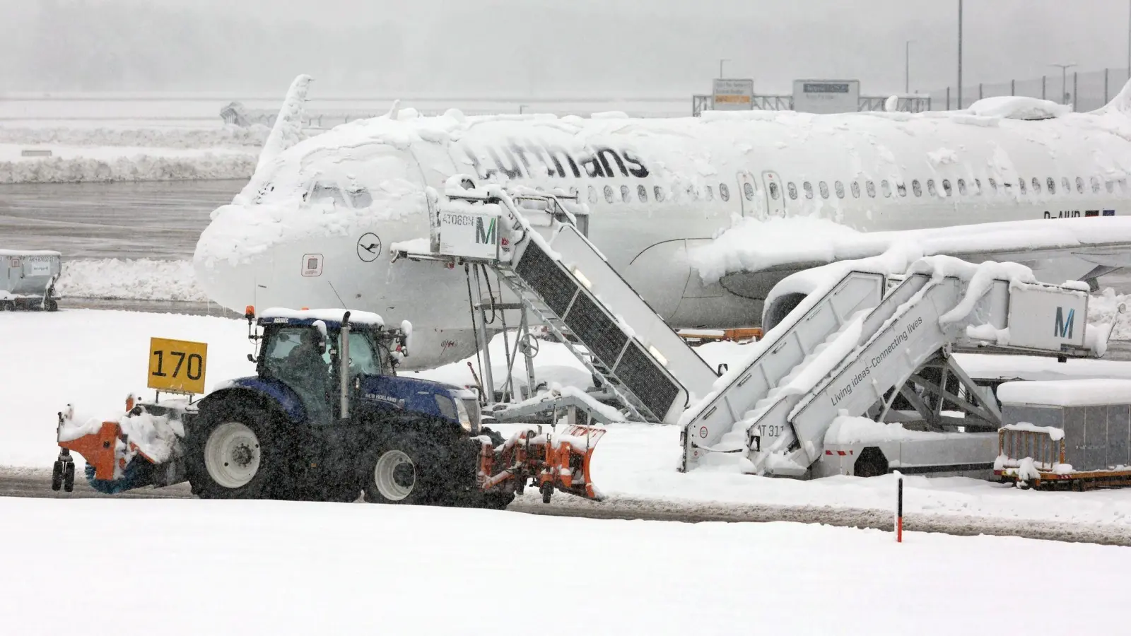 Wegen des heftigen Wintereinbruches in Bayern war der Flugbetrieb in München am Samstag vorübergehend eingestellt worden. (Foto: Karl-Josef Hildenbrand/dpa)