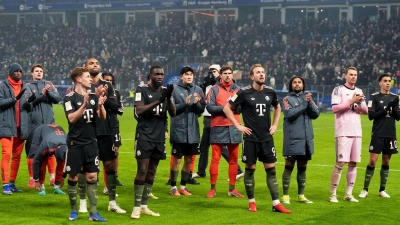 Dank an die Fans nach dem 2:2: Die Spieler des FC Bayern München.  (Foto: Marcus Brandt/dpa)