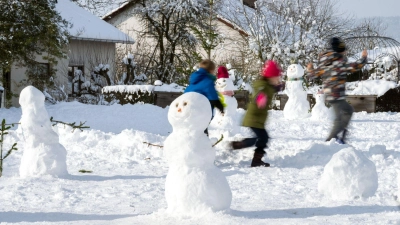 Im Schnee spielen - dafür haben die meisten Kinder heute in Bayern vormittags keine Zeit mehr. (Symbolbild) (Foto: Pia Bayer/dpa)