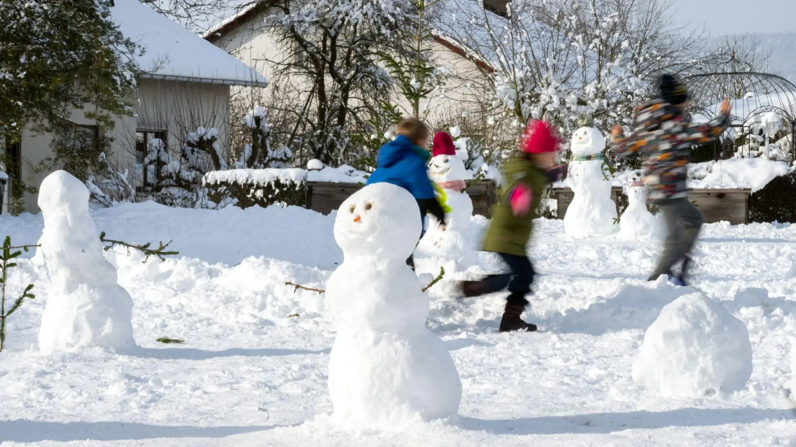 Im Schnee spielen - dafür haben die meisten Kinder heute in Bayern vormittags keine Zeit mehr. (Symbolbild) (Foto: Pia Bayer/dpa)