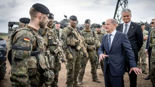 Bundeskanzler Olaf Scholz (M,  SPD) besucht die NATO Enhanced Forward Presence Battle Group (eFP-Bataillon) im Camp Adrian Rohn. (Foto: Michael Kappeler/dpa)