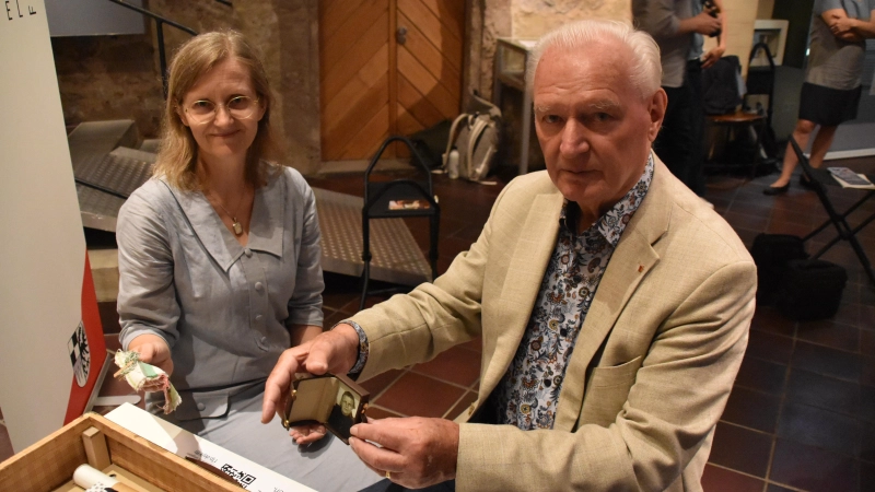 Ernst Bayerlein, der Enkel der Ende 1940 in der Tötungsanstalt Hartheim bei Linz ermordeten Anna Kurz, und seine Tochter Sonja Bayerlein präsentierten bei einer Pressekonferenz Utensilien aus dem Nachbau eines Koffers. Durch sie konnte rund 80 Jahre nach der Tat das Verbrechen für die Familie aufgedecken werden. (Foto: Kurt Güner)