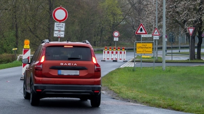 So mancher Autofahrer und so manche Autofahrerin wurden am Freitag ein wenig von den Absperrungen überrascht. Voraussichtlich bis zum 22. Mai bleibt die Schulstraße aber Einbahnstraße. Die Zufahrt zum Hallenbad ist frei. (Foto: Mirko Fryska)