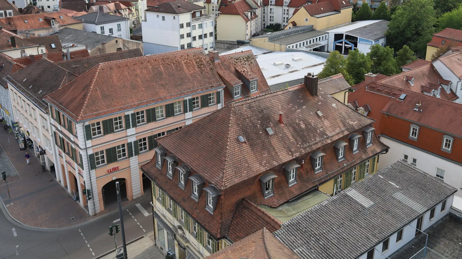 Blick vom Herrieder Tor auf das Quelle-Areal mit dem Geschäftshaus an der Ecke zur Maximilianstraße sowie den Hallen und dem Parkhaus entlang der Schalkhäuser Straße. (Foto: Alexander Biernoth)