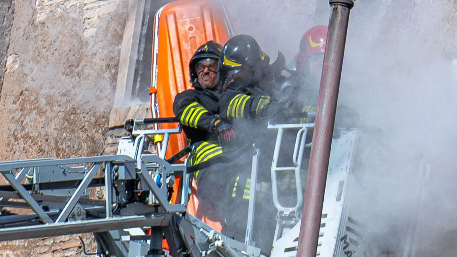 Während des Rettungseinsatzes der Feuerwehr stürzte ein weiterer Teil des Turms ein. (Foto: Domenico Stinellis/AP/dpa)