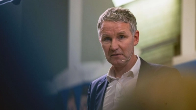 Björn Höcke (AfD) spricht im Landkreis Bayreuth.  (Foto: Pia Bayer/dpa)