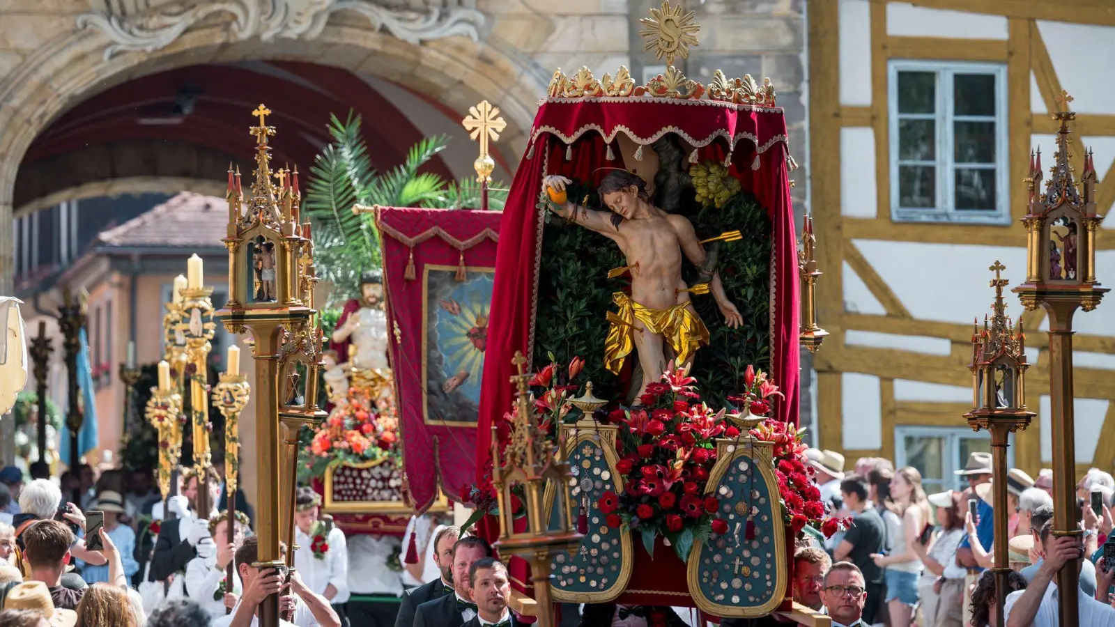 An Fronleichnam zeigt die katholische Kirche vielerorts Prunk und Pracht. (Foto: Daniel Vogl/dpa)