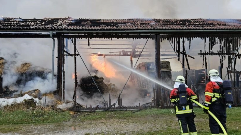 Die Feuerwehr hatte die Flammen rasch unter Kontrolle. Das Gebäude war jedoch nicht zu retten. (Foto: Wolfgang Grebenhof)