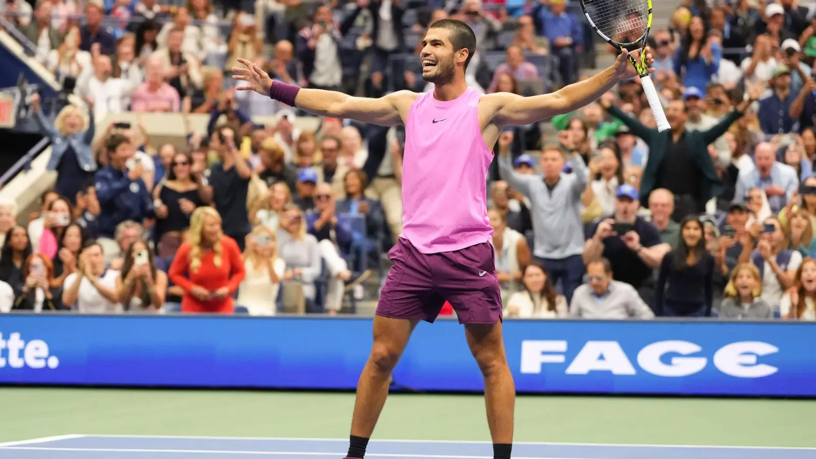 Carlos Alcaraz jubelt über seinen Titel.  (Foto: Kirsty Wigglesworth/AP/dpa)