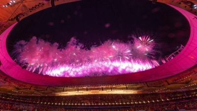 Feuerwerk ist über dem Stadion während der Eröffnungsfeier zu sehen. (Foto: Jens Büttner/dpa-Zentralbild/dpa)