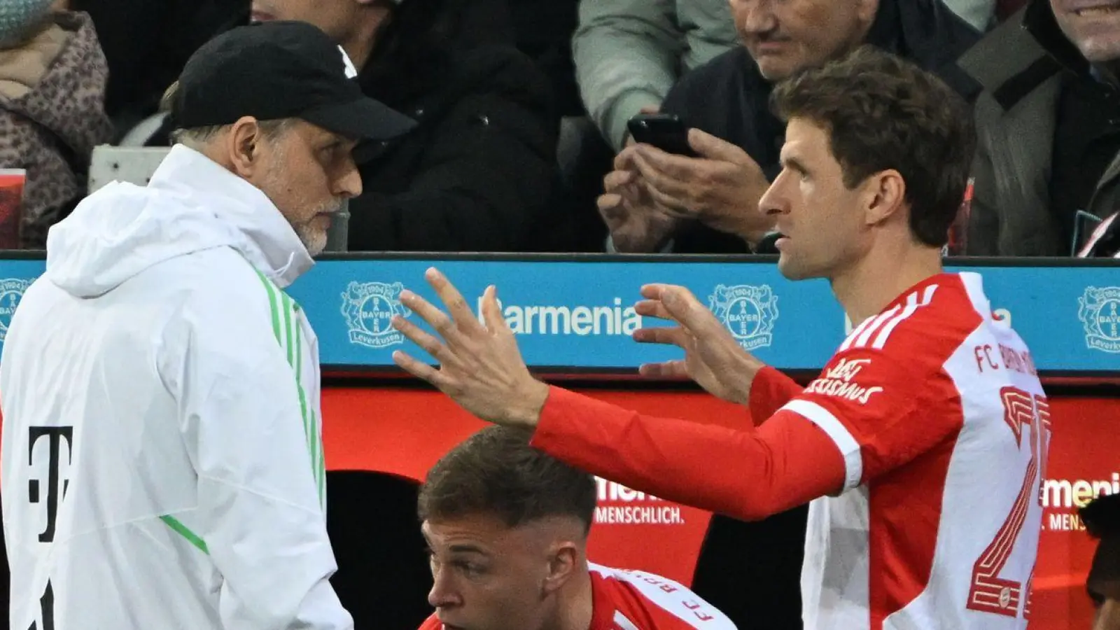 Spieltag in der BayArena, Münchens Thomas Müller (r) spricht neben Joshua Kimmich mit Trainer Thomas Tuchel. (Foto: Federico Gambarini/dpa)