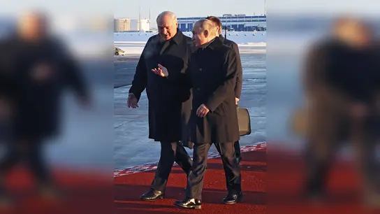 Wladimir Putin (r) wird bei seiner Ankunft auf dem Flughafen von Minsk von Alexander Lukaschenko empfangen. (Foto: Sergey Karpukhin/Pool Sputnik Kremlin via AP/dpa)