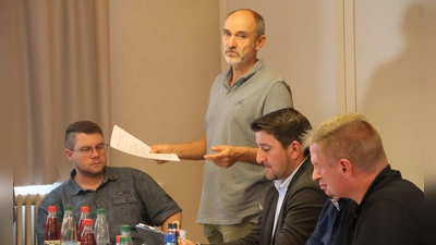 Planer Max Wehner (stehend) erläuterte im Stadtrat die Schlussfassung der Satzung für den „Stillen Wald” und konnte mit den letzten Abwägungen des Gremiums die Satzung abschließend behandeln. (Foto: Andreas Reum)