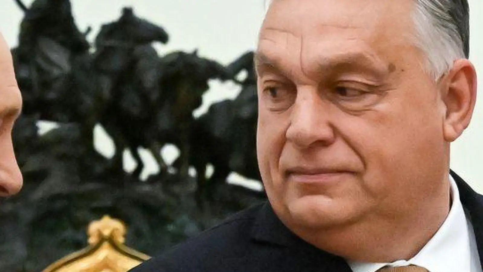 Orban pflegt trotz des russischen Angriffskrieges enge Kontakte zu Kremlchef Wladimir Putin. (Archivbild) (Foto: Alexander Nemenov/Pool AFP via AP/dpa)