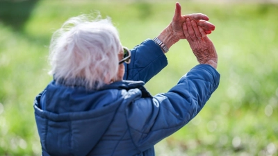 Im Juli steigen die Renten in Deutschland, hier eine Rentnerin bei einer Yogastunde. (Archivbild) (Foto: Jan Woitas/dpa)