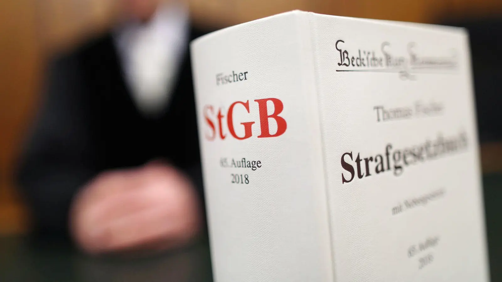 Ein Rentner bedrohte einen Anwohner mit einem Messer. Nun musste das Landgericht Ansbach über ihn urteilen. (Symbolbild: Oliver Berg/dpa)