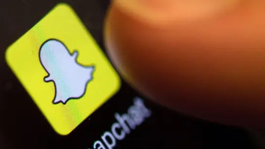 Das Icon von Snapchat auf einem Smartphone. (Foto: Patrick Seeger/dpa)