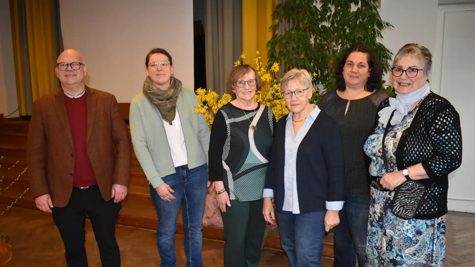 Waltraud Wurm, Anke Früh, Renate Habel, Irene Hartnagel, Carina Strauß und Pfarrer Wigbert Lehner (von rechts) hatten den diesjährigen Dekanatslandfrauentag in Feuchtwangen bestens organisiert und vorbereitet.  (Foto: Erich Herrmann)