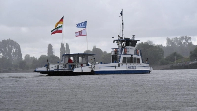 Die meisten Rheinfähren fahren wieder, allzu viele Passagiere sind bei wechselhaftem Wetter aber nicht an Bord: Hier ein Blick auf die Fähre von Düsseldorf-Urdenbach nach Zons. (Foto: Wolf von Dewitz/dpa)
